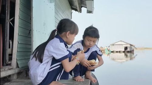 Mọi sinh hoạt của các học sinh đều diễn ra ngay giữa lòng hồ. Ảnh: Phương Thy.