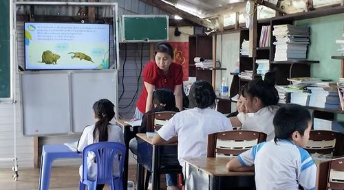 Lớp học với đủ mọi lứa tuổi của cô Kim Lan. Ảnh: Phương Thy.