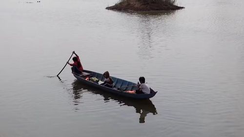 Các em thay nhau chèo xuồng tới lớp mỗi sáng. Ảnh: Phương Thy.