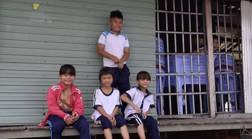 Kết thúc ngày học, có em đợi ba mẹ đón, có em tự chèo xuồng về nhà tiếp tục phụ gia đình. Ảnh: Phương Thy.