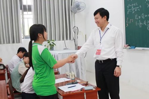 Tiến sĩ Lê Quang Trí, Giám đốc Sở Giáo dục và Đào tạo tỉnh Đồng Tháp thăm hỏi tình hình học tập của học sinh. Ảnh: D.U.