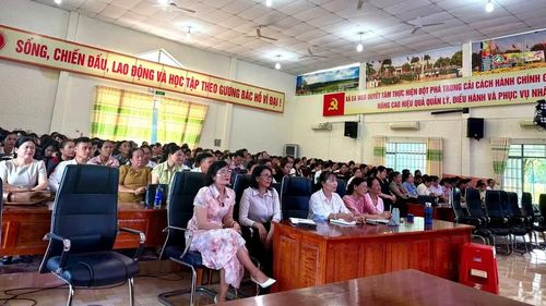 Giáo viên dự Hội nghị tại điểm cầu xã Ea Wer, tỉnh Đắk Lắk. (Ảnh: HQ)