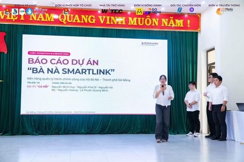 Một đội thi đang trình bày dự án.