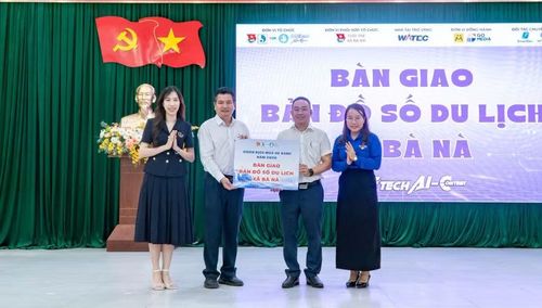 Đại diện Trường Đại học Kinh tế - Đại học Đà Nẵng bàn giao Bản đồ du lịch số cho chính quyền UBND xã Bà Nà sử dụng.