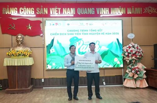 Đại diện Trường Đại học Bách khoa - Đại học Đà Nẵng bàn giao công trình chuyển đổi số hệ thống quảng bá du lịch.