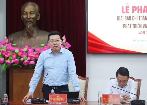 Ông Nguyễn Anh Vũ, Tổng Biên tập Báo Văn hóa, Phó Trưởng Ban Tổ chức Giải báo chí toàn quốc "Vì sự nghiệp phát triển Văn hóa Việt Nam" lần thứ tư năm 2026, chia sẻ thông tin với báo chí. (Ảnh: Trần Huấn)