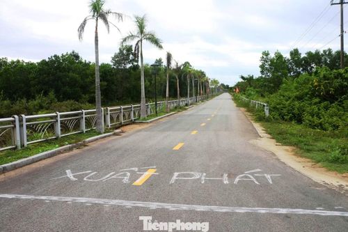 Cách đó không xa, bãi đỗ xe rộng hàng nghìn mét vuông được đầu tư bằng ngân sách nhà nước rơi vào cảnh đìu hiu. Tuyến đường nhựa phẳng lì dẫn lên hồ Truồi phục vụ du lịch nay vắng bóng người qua lại.