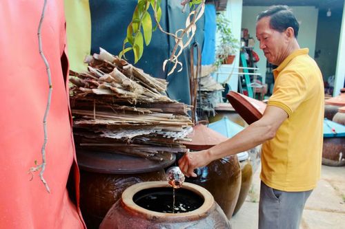 Ông Huỳnh Thiên Huân bên lu mắm vừa chín