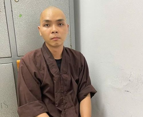 Đối tượng Nguyễn Thế Duy tại cơ quan công an. Ảnh: UBND xã Vạn Thắng cung cấp.