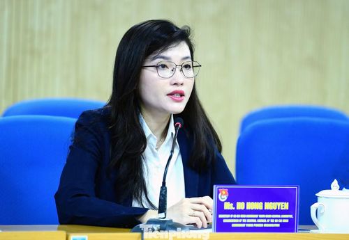 Chị Hồ Hồng Nguyên trao đổi tại buổi tiếp. Ảnh: Xuân Tùng
