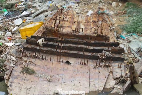Thời gian khiến những phương tiện này ngày càng xuống cấp. Gỗ mục, sắt thép hoen gỉ, thân tàu phủ đầy rong rêu. Một số phương tiện bị nước nhấn chìm một phần, chỉ còn nhô lên những mảng thân tàu cũ kỹ.