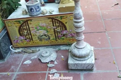Tượng Phật và nhiều vật dụng thờ cúng bị đập phá hư hỏng.