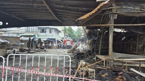 Khu vực cháy buộc phải tháo dỡ khẩn cấp do có nguy cơ sụp đổ.