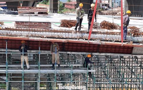 Đại diện BQL dự án công trình giao thông Hải Phòng cho biết, đến nay đơn vị đã triển khai đạt 1.782/2.500 tỷ đồng (70,7%). Dự kiến đến cuối tháng 9/2026, đơn vị sẽ hoàn tất các hạng mục để hợp long cầu Hải Thành.