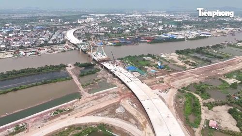 Đại diện BQL Dự án công trình giao thông Hải Phòng cho biết, đơn vị huy động hàng trăm công nhân, kỹ sư làm việc 3 ca/ngày gấp rút thi công các hợp phần dự án. Quá trình triển khai, tình trạng khan hiếm vật liệu, vật tư và công nhân lái máy, công nhân có tay nghề cao đã ảnh hưởng đến tiến độ dự án. Đến nay, toàn bộ tuyến đã đạt hơn 60%, riêng cầu Hải Thành đạt 70,7%.
