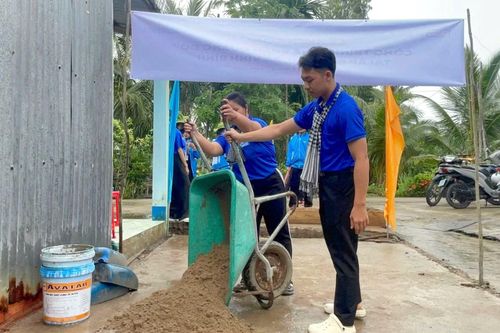 Đoàn viên, sinh viên tình nguyện tham gia xây dựng Nhà Khăn quàng đỏ tặng gia đình em Trịnh Triều Phát.