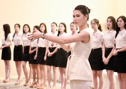 Đồng hành cùng thí sinh trong buổi tập đầu tiên là người mẫu, đạo diễn catwalk Ngọc Anh. Trước khi có những bước đi cơ bản trên sàn diễn, các cô gái được làm quen với loạt bài tập đặc biệt nhằm rèn kỹ năng kiểm soát cơ thể.