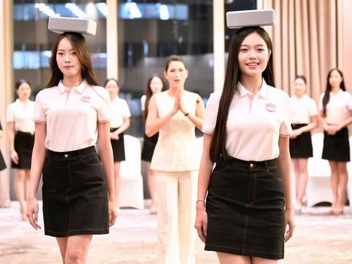 Một trong những bài tập khiến nhiều thí sinh thích thú là vừa catwalk vừa giữ một tấm xốp trên đầu. Để tấm xốp không bị rơi, các cô gái phải giữ phần đầu và thân người ổn định, hạn chế những chuyển động thừa trong khi vẫn đảm bảo bước đi tự nhiên.