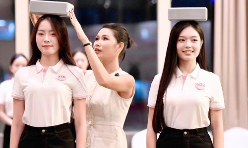 Bài tập tưởng đơn giản này đòi hỏi thí sinh phải có khả năng giữ thăng bằng. Thí sinh phải thực hiện lại nhiều lần mới giữ được tấm xốp không bị rơi.
