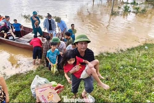 Di dời người dân vùng ngập lụt đến nơi an toàn.