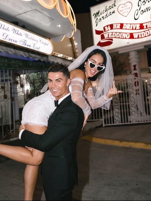 Họ đi qua hành trình dài trước khi thành vợ - chồng của nhau. Ronaldo chứng minh cho tất cả thấy anh đến với cô gái là nhân viên cửa hàng Gucci không chỉ vì tình yêu chóng vánh qua đường. Ngược lại, Rodriguez cũng chứng minh tình yêu chung thủy của cô cuối cùng đã "đơm hoa, kết trái". 10 năm chung sống bên nhau trước khi cưới, một hành trình dài và vượt qua nhiều hoài nghi của Ronaldo - Rodriguez trước khi cái kết của họ được viên mãn.