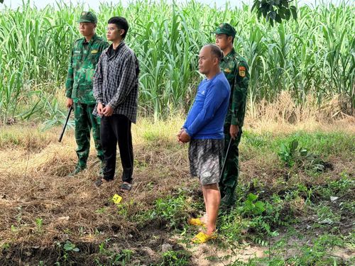 Đối tượng Phạm Tiến Nghĩa (áo xanh) bị bắt quả tang khi đang tổ chức đưa Nguyễn Trung Kiên nhập cảnh trái phép từ Campuchia vào Việt Nam. Ảnh: Biên phòng Tây Ninh