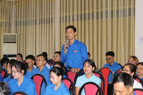 Anh Vương Văn Vũ - Bí Thư Đoàn trường Chuyên Lào Cai nêu những khó khăn trong bình xét thi đua của trường.
