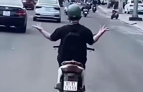 Việc gia đình giao cho người bị bệnh tâm thần xe máy tham gia giao thông rất nguy hiểm.