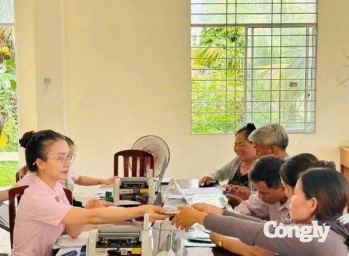 Phòng giao dịch NHCSXH Hòa Bình luôn duy trì hoạt động giao dịch tại xã