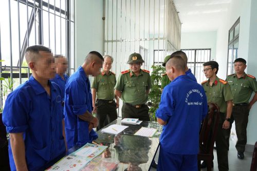 Không chỉ tập trung vào điều trị cai nghiện mà còn kết hợp giáo dục, tư vấn tâm lý, chăm sóc sức khỏe, lao động trị liệu, hướng nghiệp và đào tạo nghề.