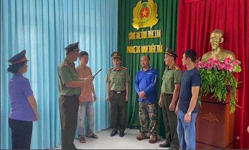 Cơ quan An ninh điều tra Công an tỉnh Đắk Lắk đọc các quyết định về vụ án đối với Hồ Viết Lợi (áo xanh thứ 3 từ phải qua trái)