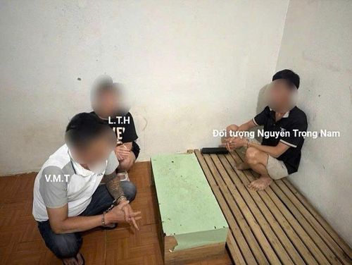 Các đối tượng đang tổ chức sử dụng trái phép chất ma túy tại thời điểm bị cơ quan Công an kiểm tra.