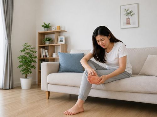 Sưng ngứa chân có thể là dấu hiệu của bệnh thận. Ảnh: AI