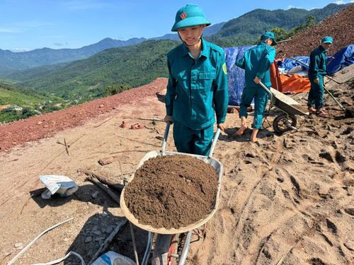 Dân quân xã Nhôn Mai trên công trình xây dựng Trường nội trú liên cấp. Ảnh: CSCC