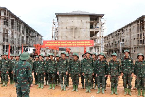 Màu áo lính trên công trình xây dựng trường nội trú liên cấp xã Anh Sơn. Ảnh: H.L