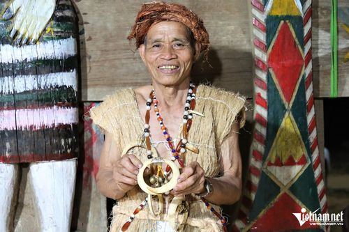 Già C’Lâu Blao trong bộ trang phục bằng vỏ cây, “khoe” những chiếc nanh heo được mình gìn giữ hàng chục năm.
