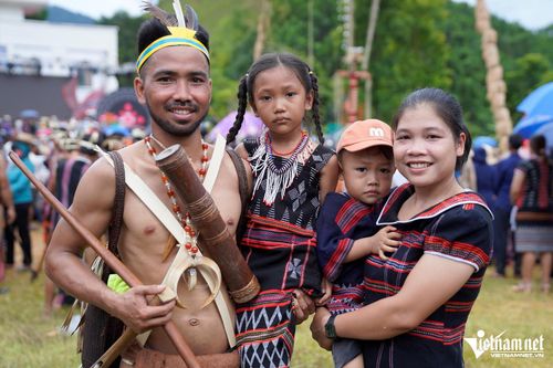 Nhiều chàng trai Cơ Tu cũng đeo vòng nanh heo khi tham gia lễ hội, sinh hoạt văn hóa truyền thống.