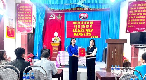 Chi bộ thôn Hợp Kỳ nay là thôn 4 xã Quỳnh Lương xã Quỳnh Anh trao quyết định kết nạp Đảng cho đảng viên mới. Ảnh : AH