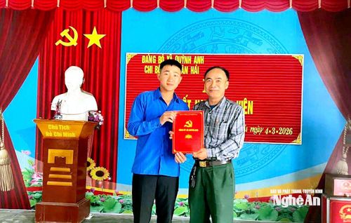 Công tác bồi dưỡng, tạo nguồn phát triển đảng viên từ ĐVTN trẻ được các chi bộ thôn xóm ở xã Quỳnh Anh quan tâm. Ảnh: CSCC