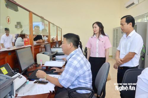 Lãnh đạo xã Quỳnh Anh kiểm tra công tác giải quyết thủ tục hành chính cho người dân và doanh nghiệp tại Trung tâm Hành chính công xã. Ảnh: Thu Hương