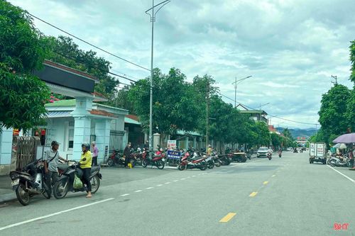 Lòng đường, vỉa hè trước cổng Trung tâm Y tế Hương Sơn bị lấn chiếm làm khu vực trông giữ xe máy.