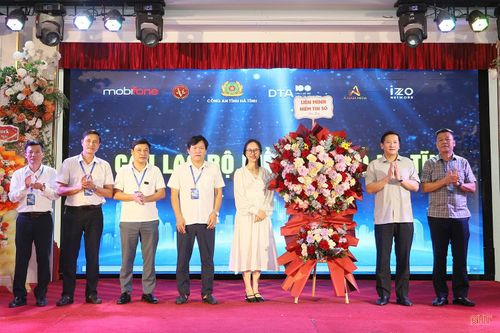Đại diện Liên minh Niềm tin số tặng hoa chúc mừng CLB Niềm tin số Hà Tĩnh.