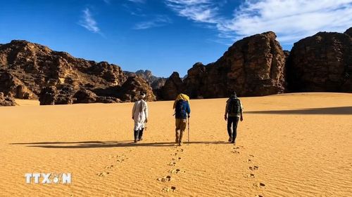 Du khách nước ngoài khám phá Tassili n’Ajjer. (Ảnh: TTXVN phát)