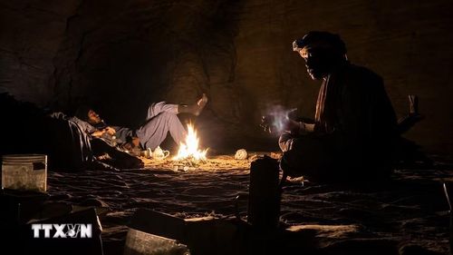 Đốt lửa sưởi ấm nghỉ đêm trong hang động. (Ảnh: TTXVN phát)