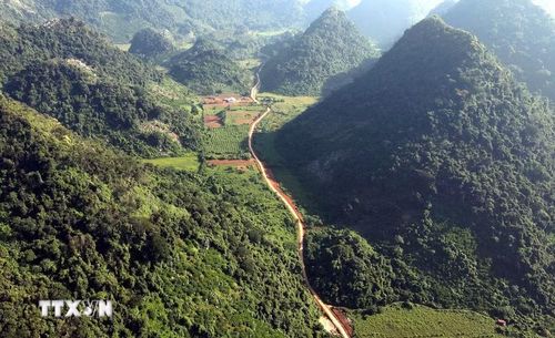 Đường vào khu dân cư Lân Nóng, thôn Loi, xã Cai Kinh, tỉnh Lạng Sơn được đặt tên là “con đường hạnh phúc” kết nối giao thương, tạo điều kiện để đồng bào vùng cao phát triển kinh tế, xóa đói giảm nghèo. (Ảnh: Văn Đạt/TTXVN)