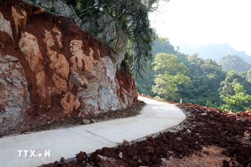 Nhiều đoạn trên tuyến đường vào khu dân cư Lân Nóng, thôn Loi, xã Cai Kinh, tỉnh Lạng Sơn đi xuyên qua núi đá chênh vênh, dốc cao, vực sâu. (Ảnh: Văn Đạt/TTXVN)