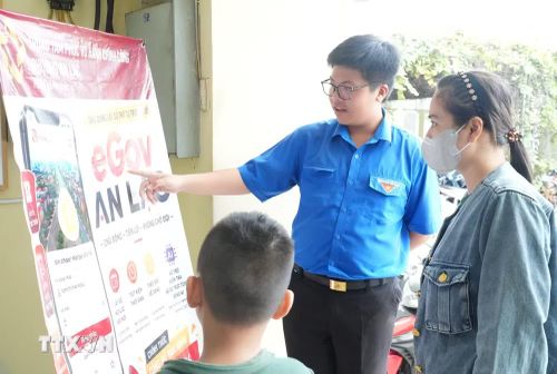 Phường An Lạc phát triển thêm nhiều nền tảng, ứng dụng công nghệ để đem lại nhiều tiện ích cho người dân. (Ảnh: Hữu Duyên/TTXVN)