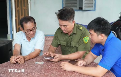 Lực lượng tại chỗ được duy trì như một “điểm tựa số,” hỗ trợ khi người dân gặp một thủ tục mới, một ứng dụng mới hay một nguy cơ mới trên môi trường mạng. (Ảnh: Hữu Duyên/TTXVN)