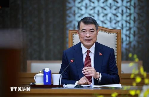 Thủ tướng Lê Minh Hưng tiếp Đại sứ Singapore tại Việt Nam Rajpal Singh. (Ảnh: Dương Giang/TTXVN)