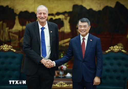 Thủ tướng Lê Minh Hưng tiếp Đại sứ Israel Yaron Mayer đến chào kết thúc nhiệm kỳ công tác. (Ảnh: Dương Giang/TTXVN)